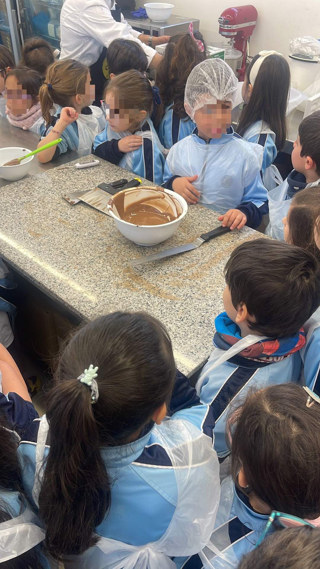 Visita de los alumnos del primer ciclo de Primaria de la Medalla Milagrosa al obrador de Chocolate Refart. Fotografía: CEDIDA