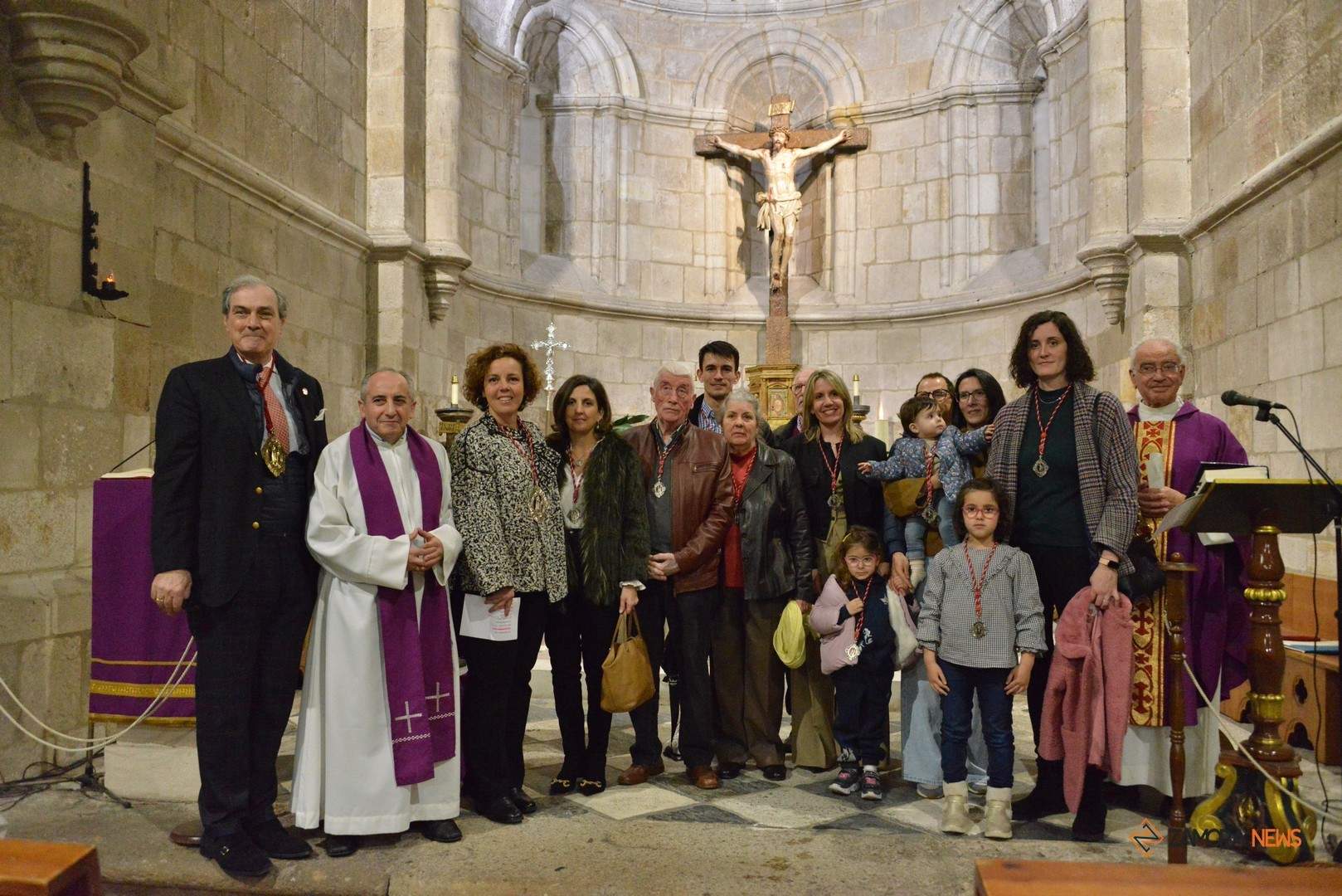 imposición de medallas a los nuevos hermanos de la Resurrección_25