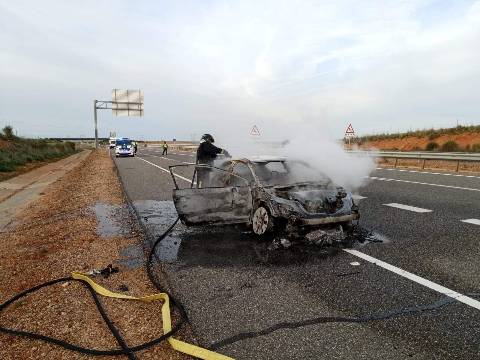 Efectivos del Parque de Bomberos Zona Centro con base en Zamora del Consorcio Provincial de Bomberos de la Diputación durante la extinción del incendio de un vehículo en la A-66 a la altura de Fontanillos de Castro. Fotografía: Diputación