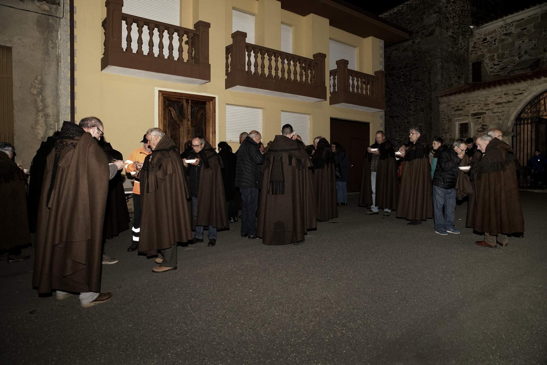 Disfrutando de unas sopas de ajo tras la Procesión del Silencio en Alcañices. Imagen cedida por Comarca de Aliste