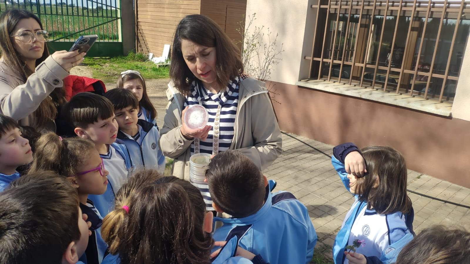 Alumnos del colegio Medalla Milagrosa acuden al vivero provincial a conocer los secretos de la cosecha de la trufa