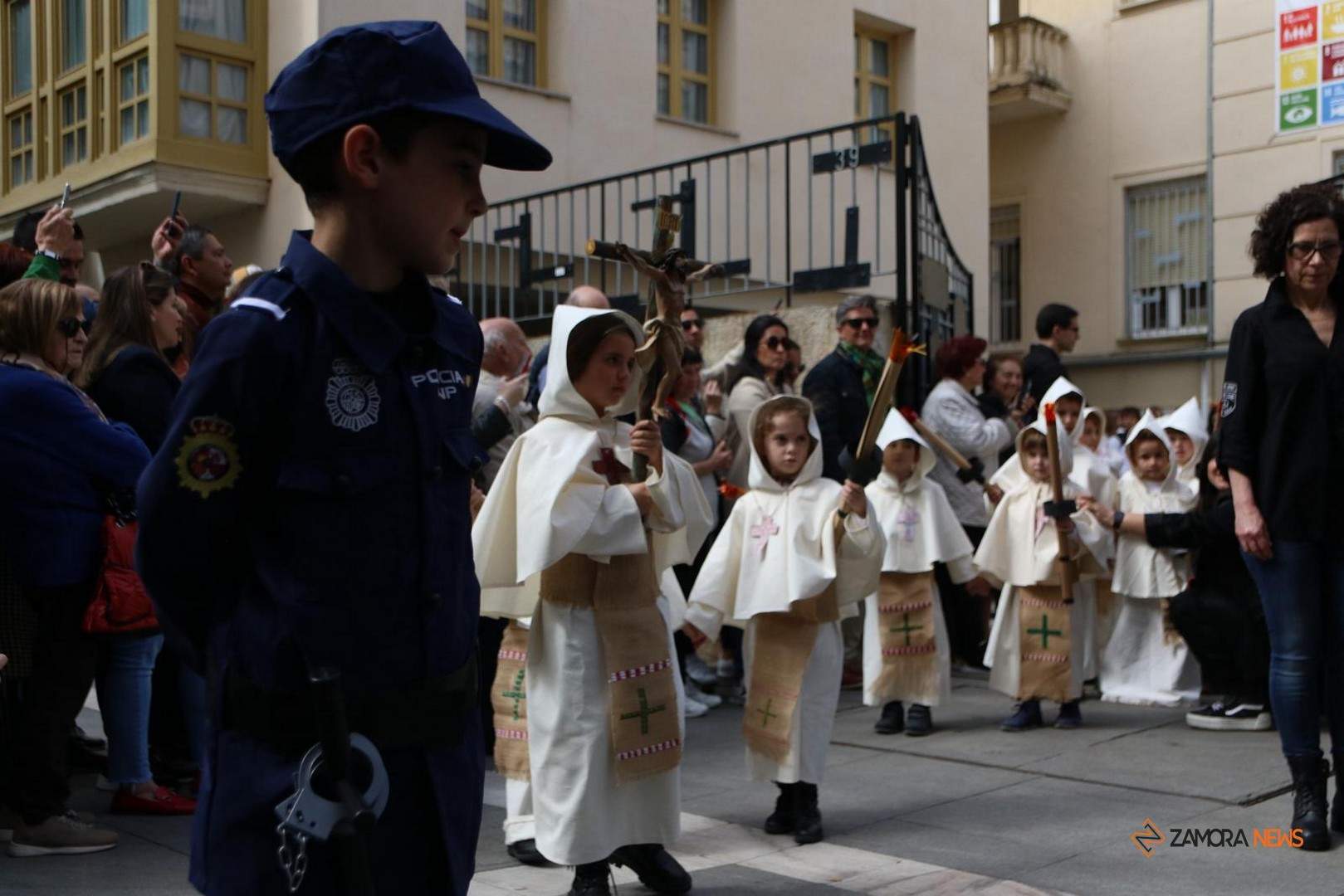 Los infantes de La Medalla Milagrosa recrean la procesión de la Buena Muerte