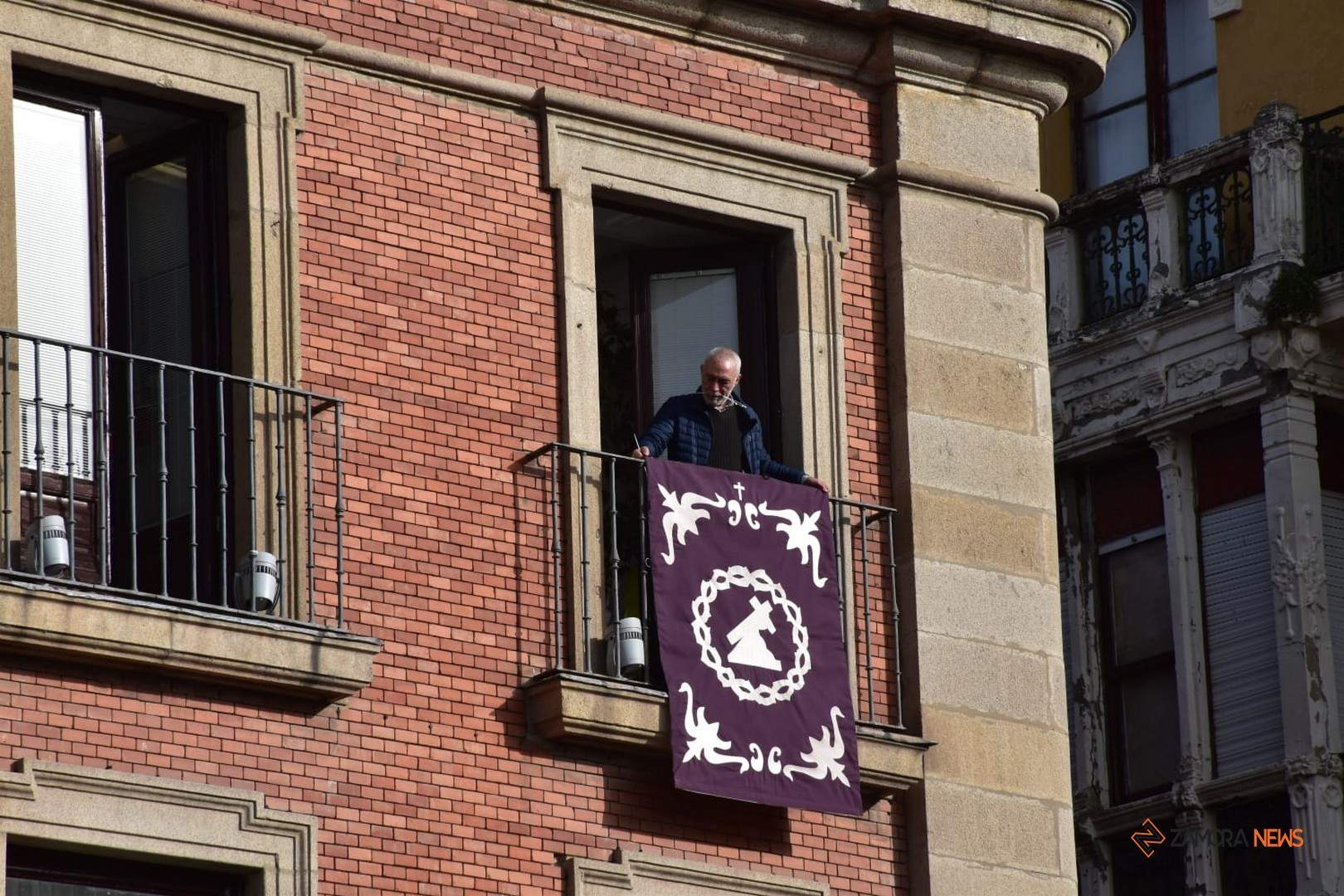 Los reposteros lucen ya en los balcones del Ayuntamiento de Zamora_2