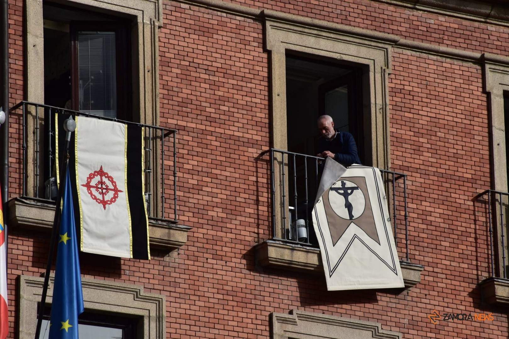 Los reposteros lucen ya en los balcones del Ayuntamiento de Zamora_3