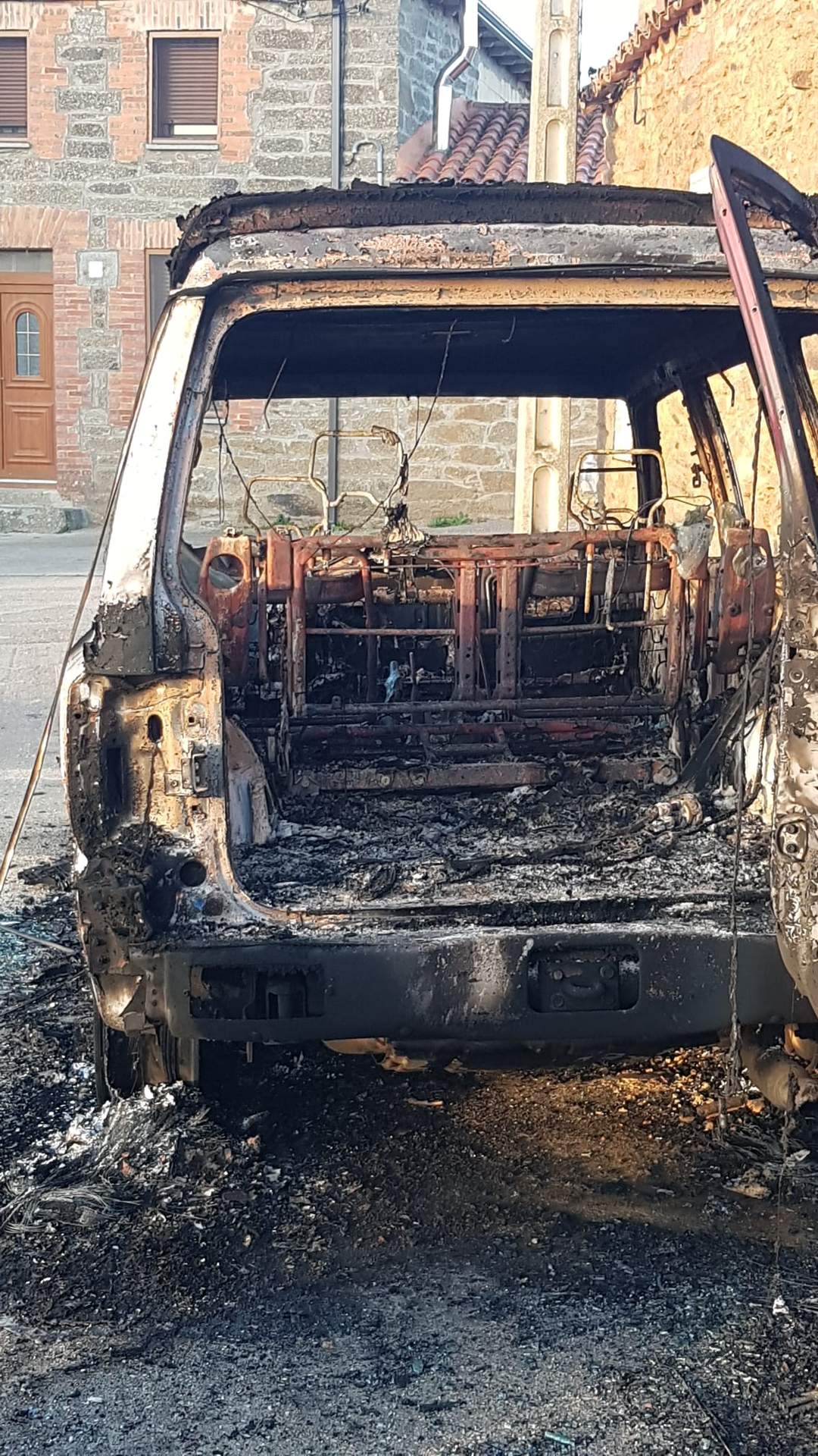 vehículo calcinado en Villanueva del Valrojo. IMAGEN CEDIDA