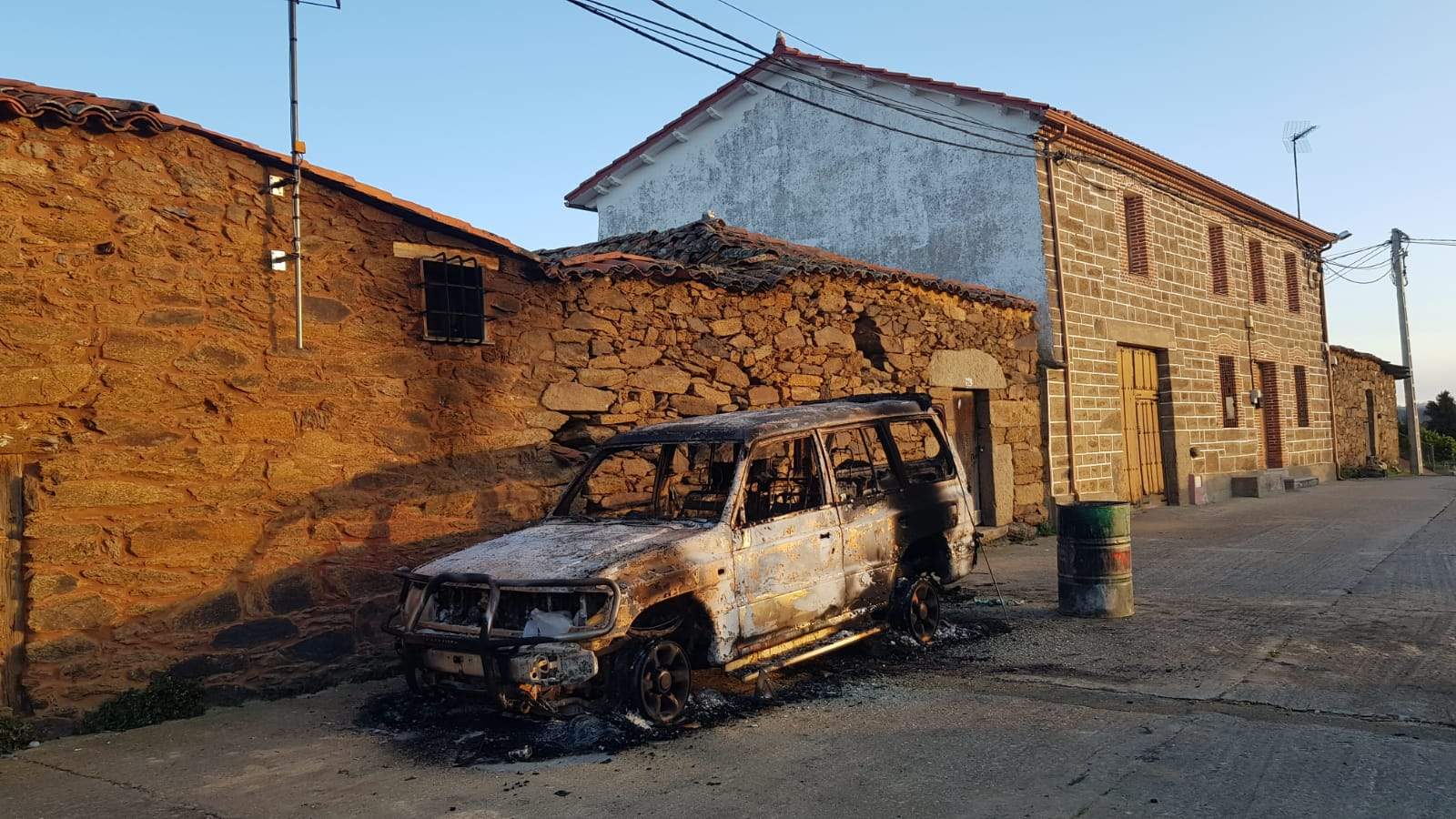 vehículo calcinado en Villanueva del Valrojo. IMAGEN CEDIDA