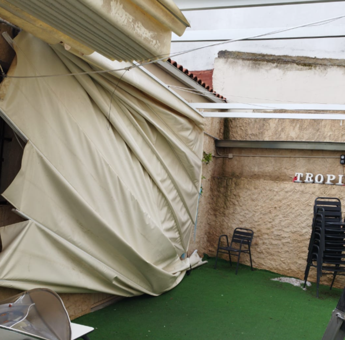 La granizada causa estragos en el toldo del bar Tropical. Imagen cedida