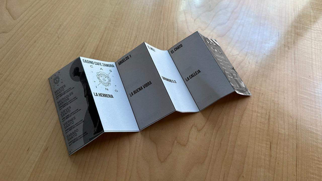 Vasos serigrafiados y pasaportes en el otro Via Crucis (2)