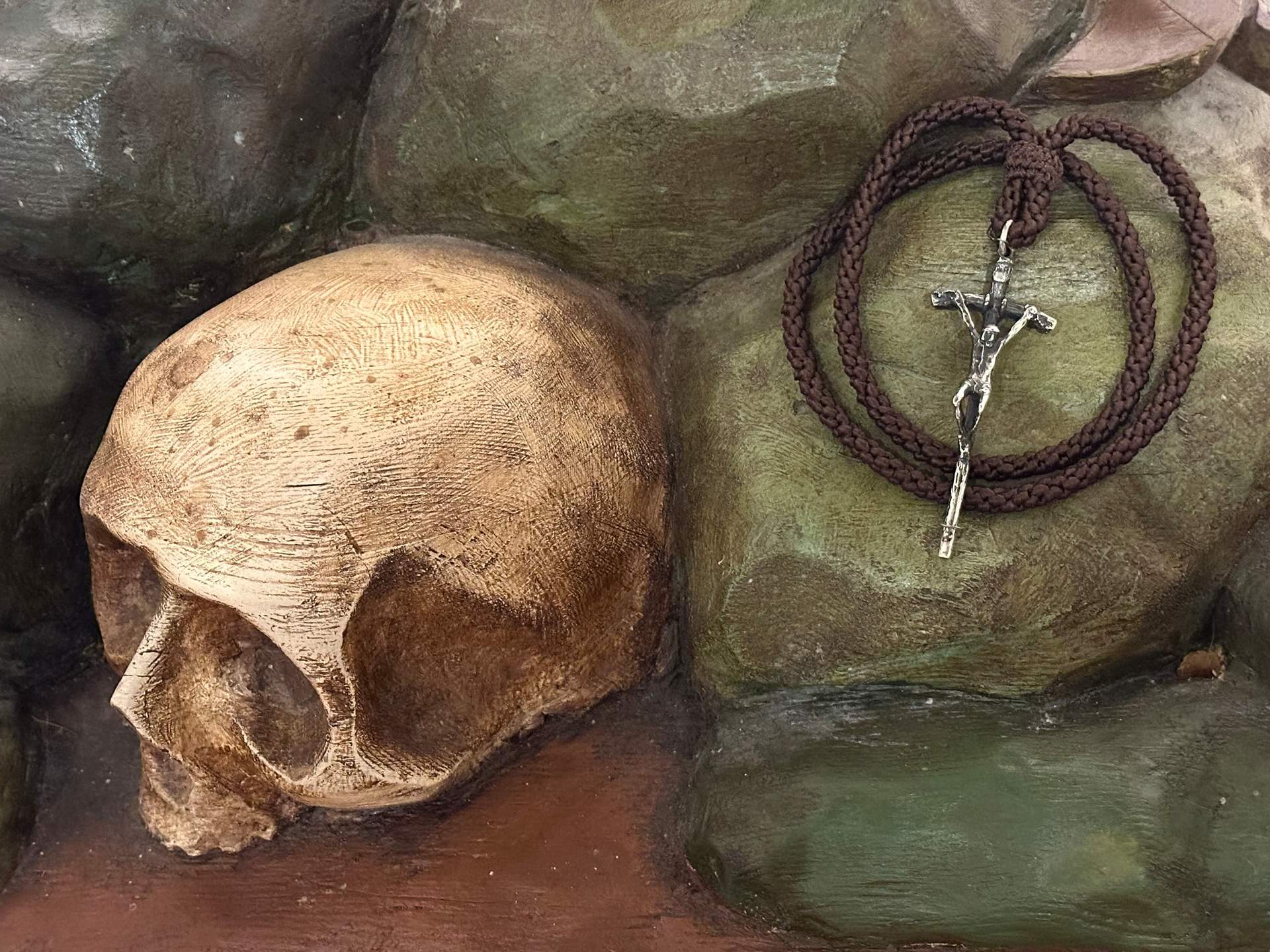 La Medalla de la Hermandad Penitencial Jesús Coronado de Espinas de La Roda en las andas del Espíritu Santo