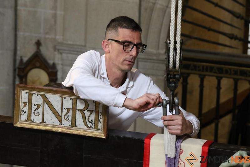 El Cristo de las Injurias desciende del altar (29)