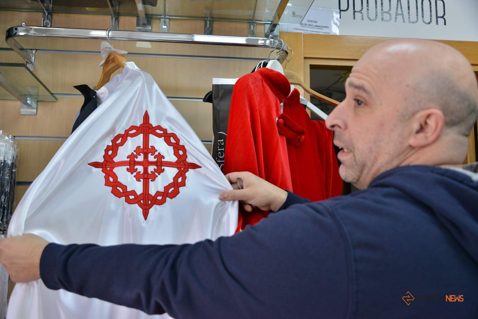 Jorge de Costuras Mercería Creativa con una de las nuevas capas bordadas de la Tercera Caída