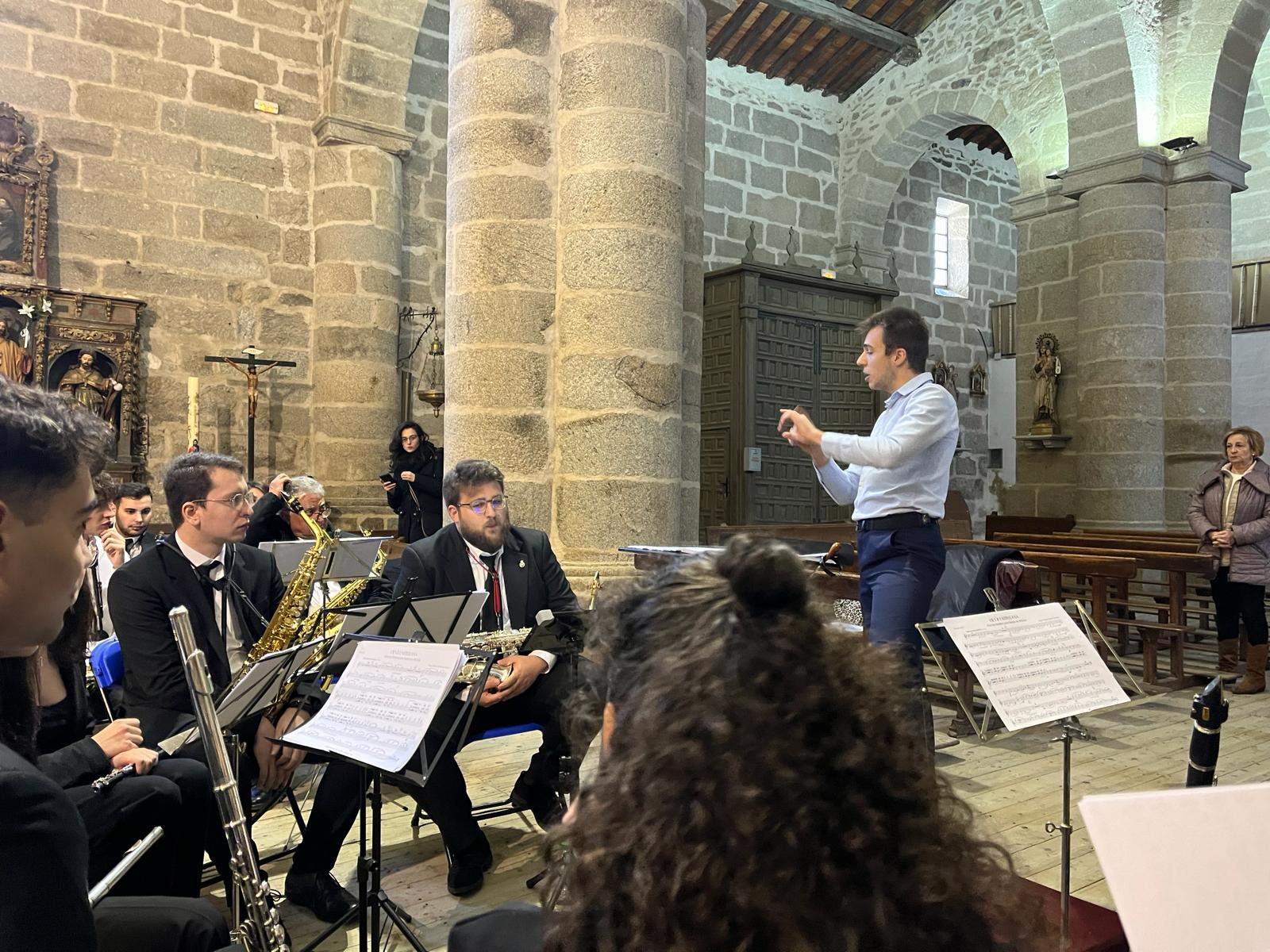 Sergio Manuel García durante el ensayo en la iglesia de Nuestra Señora de la Asunción. Fotografía: CEDIDA