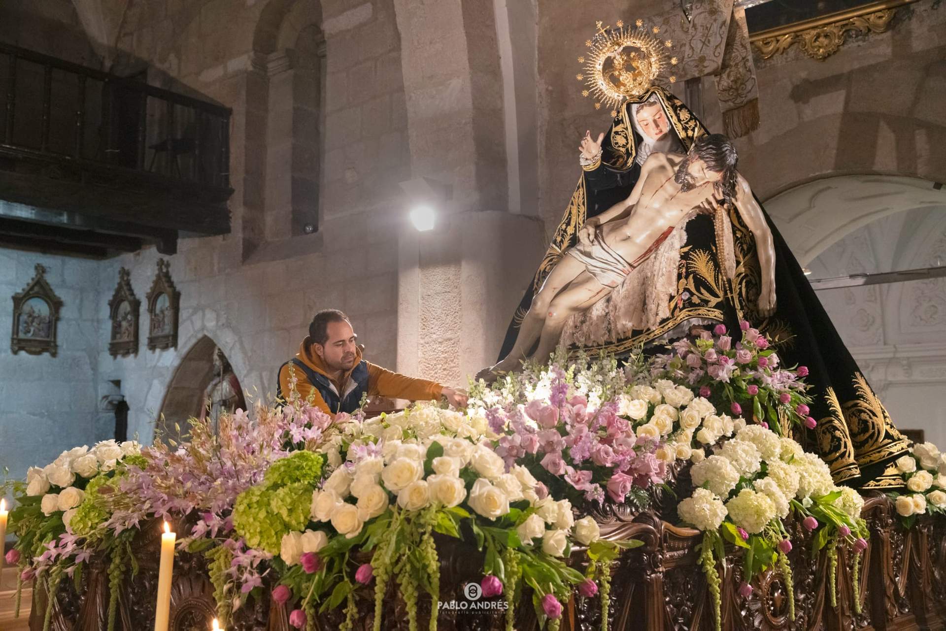 Jesús García adornando el paso de Nuestra Madre. Fotografía: Pablo Andrés