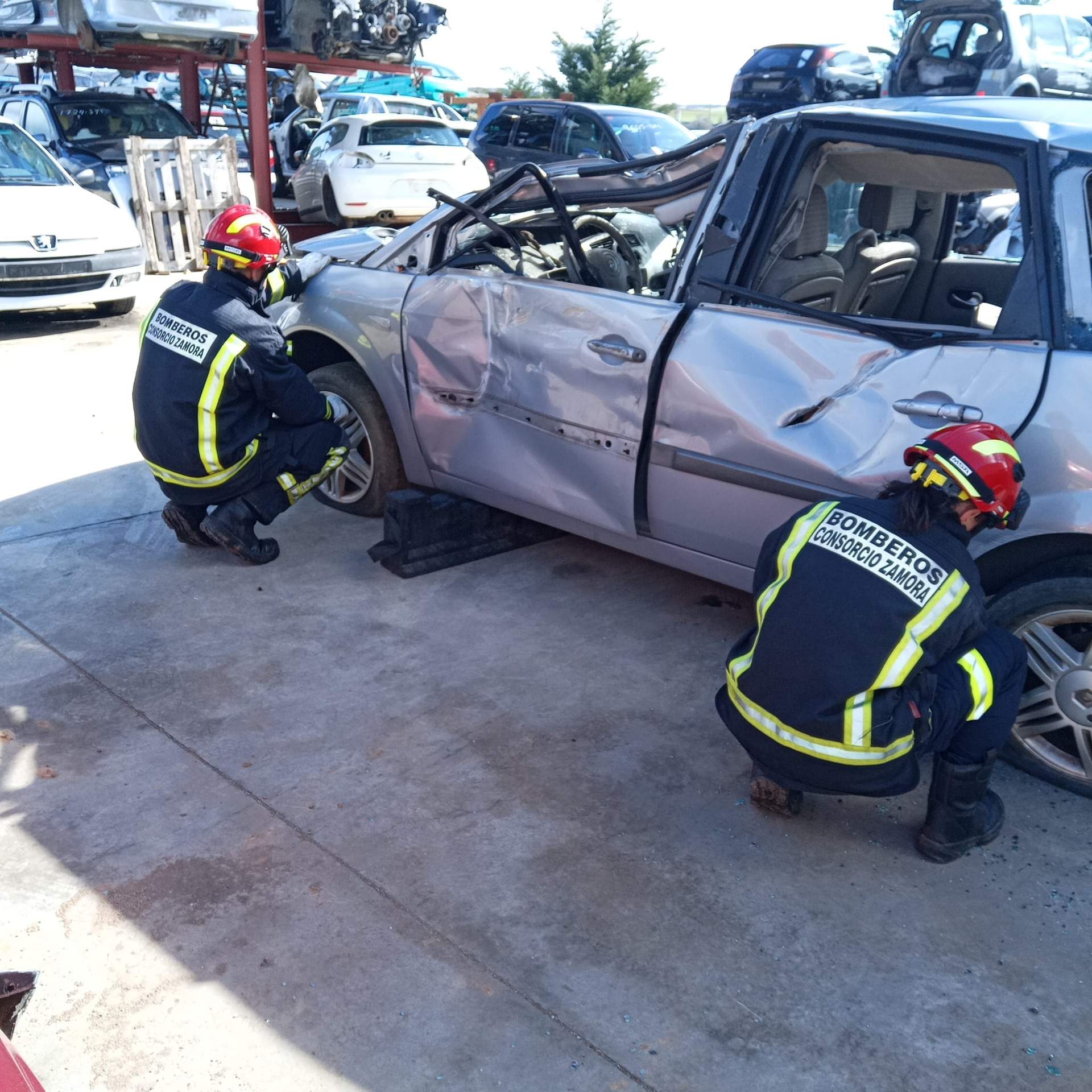 Bomberos de Rionegro del Puente realizan prácticas de excarcelación1