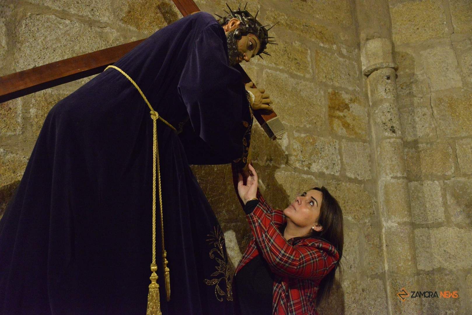 Dory Alonso Peláez, la camarera del Nazareno de San Frontis adecentando a la imagen