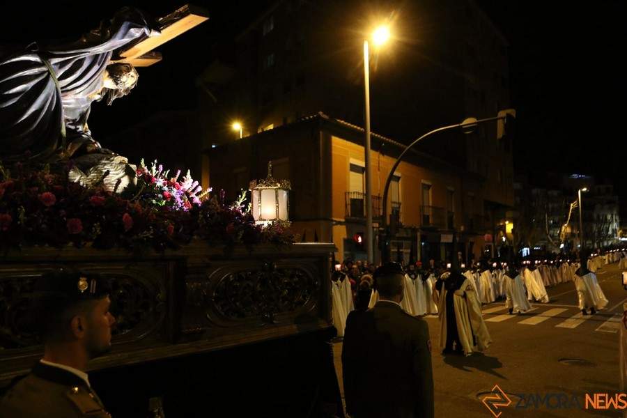 Jesús en su Tercera Caída con el edificio de fondo. Fotografía: Marcos Vicente