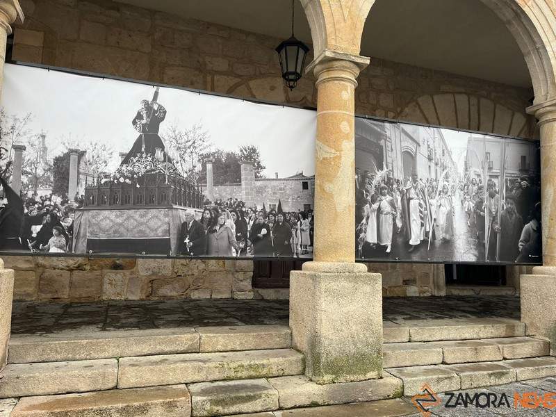 Fotografías antiguas de la Semana Santa en los soportales del Ayuntamiento Viejo