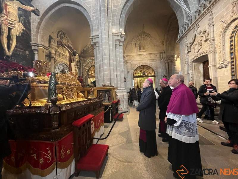 El Nuncio del Vaticano y el obispo de Zamora Fernando Valera _3