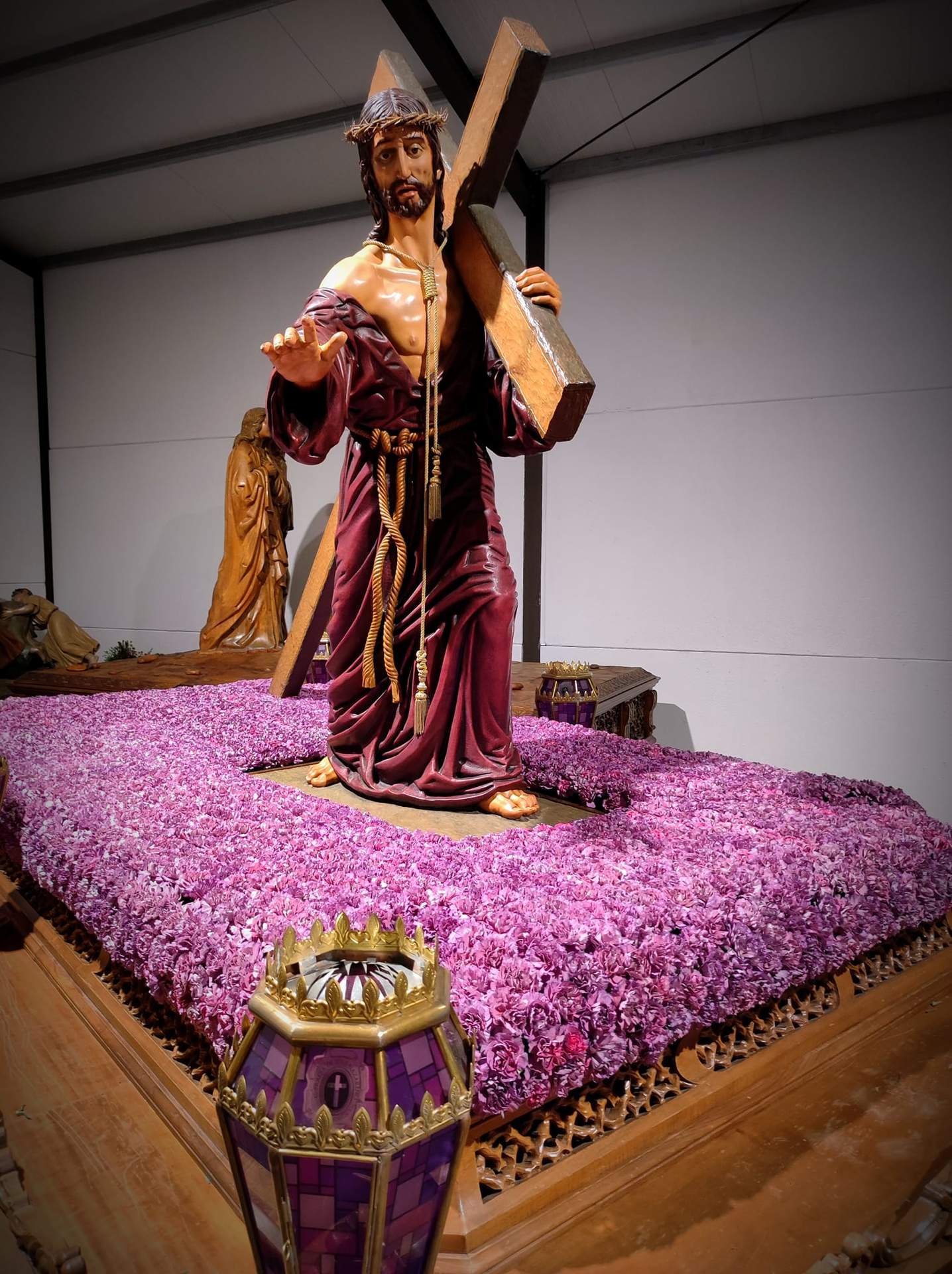 Jesús Nazareno de Antonio Pedrero tras el adorno floral realizado por Jesús García del FlorArt