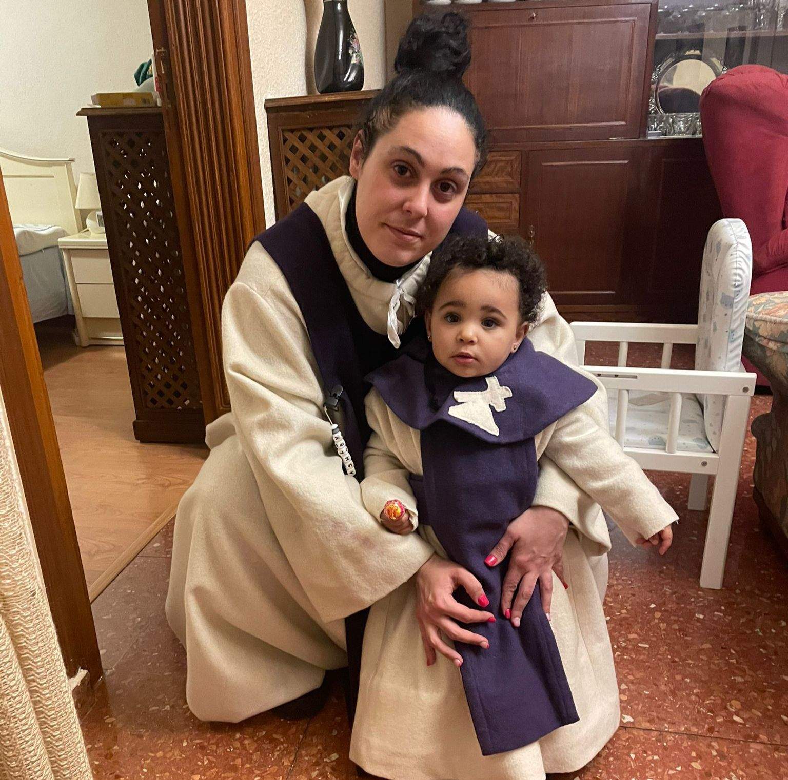 Ashley Viloria junto a su madre Carolina antes de salir a desfilar. Imagen cedida