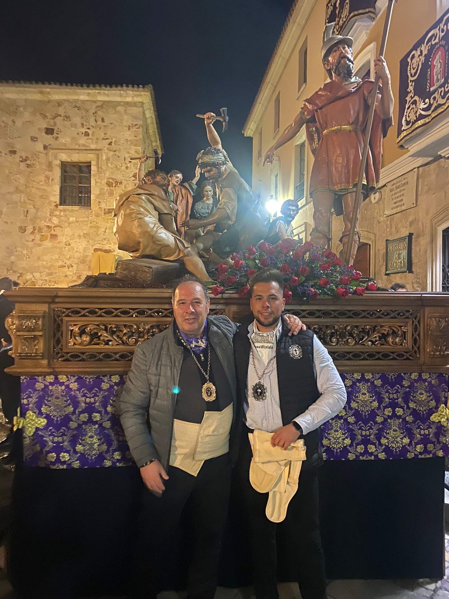 Miguel Durán padre e hijo con el paso de La Crucifixión. Fotografía: CEDIDA