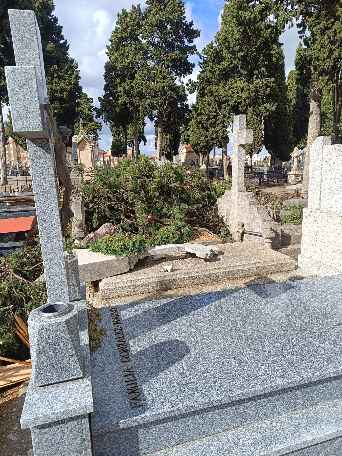 Daños del temporal en el cementerio. Imagen cedida (2)