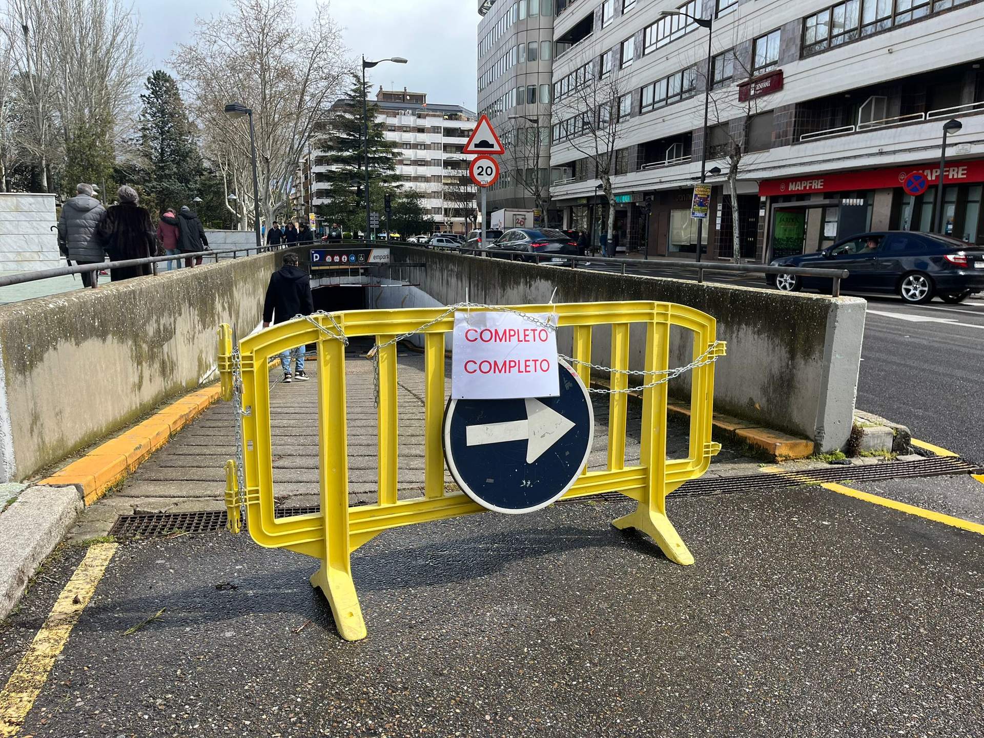 Aviso del parking de La Marina
