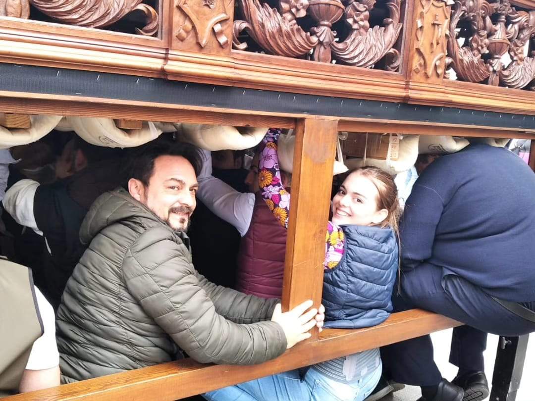 Briseida junto con su padre, en el primer traslado de este año el sábado de pasión. IMAGEN CEDIDA