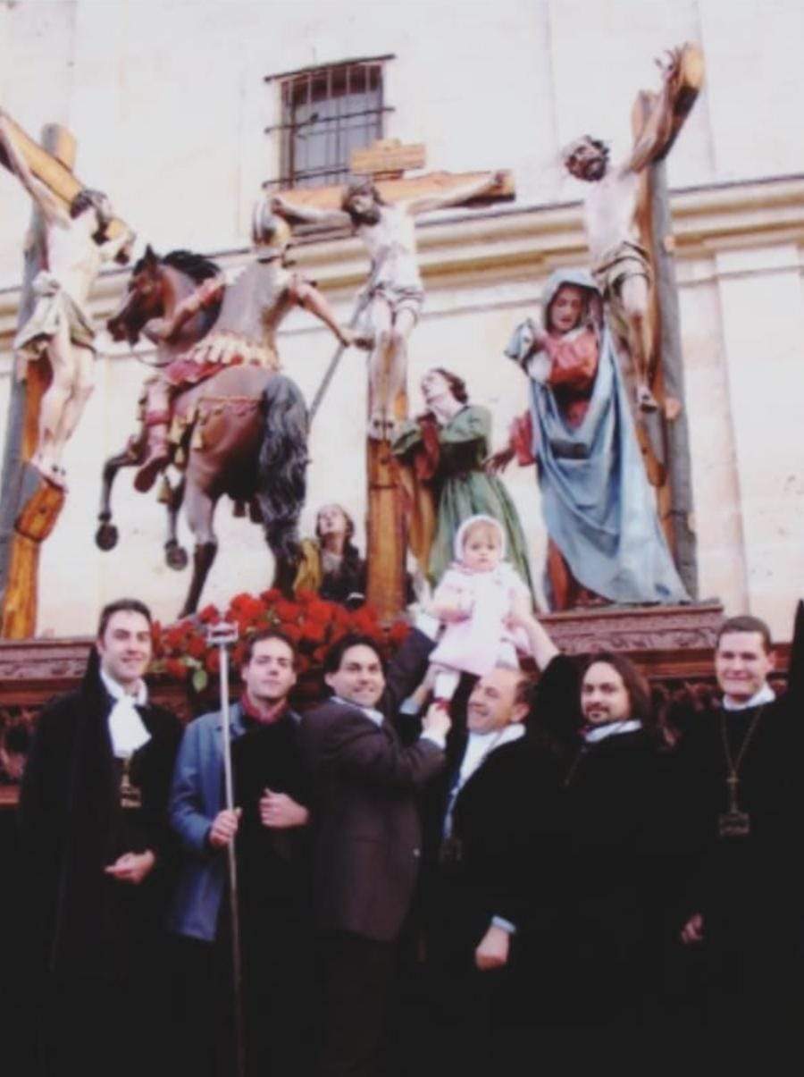Briseida de pequeña con su familia en el paso de Longinos. IMAGEN CEDIDA