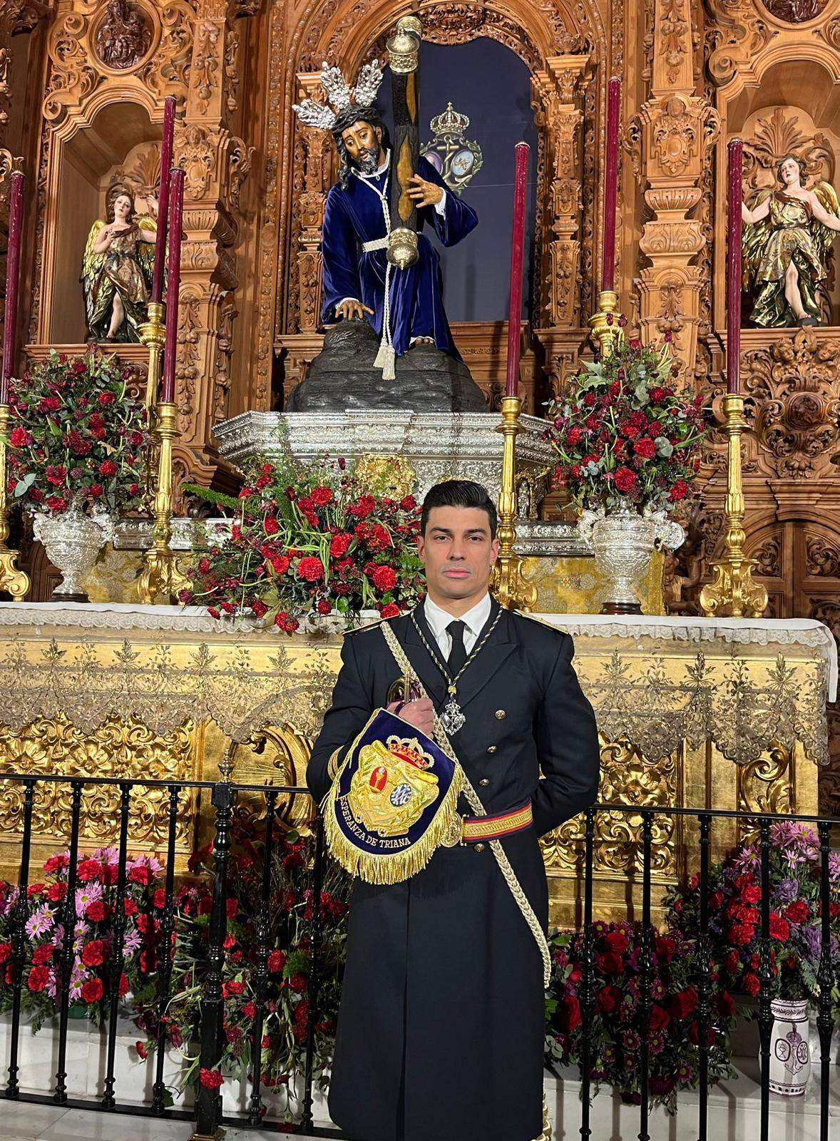 David López Fraile con le traje de la Banda de cornetas y tambores del Santísimo Cristo de las Tres Caídas de Triana. Fotografía: CEDIDA