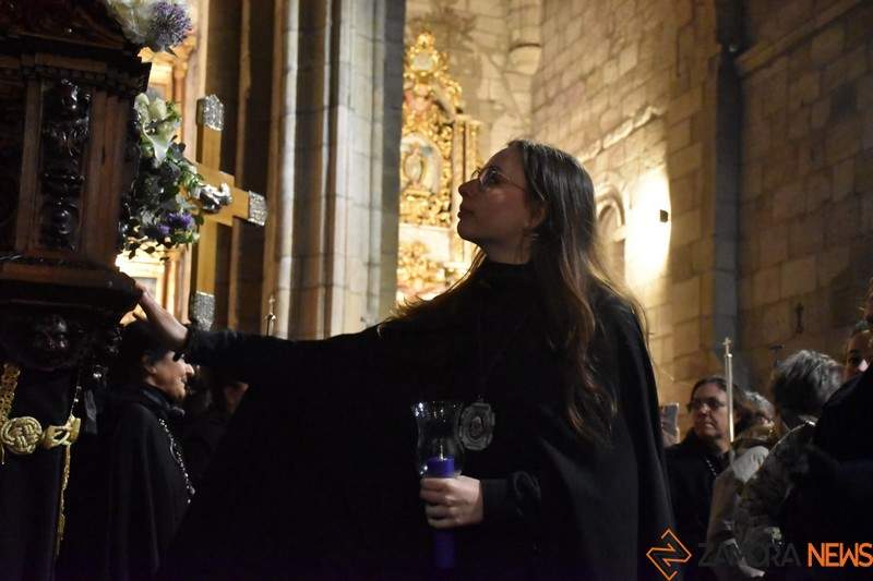 Las damas arropan a la Soledad