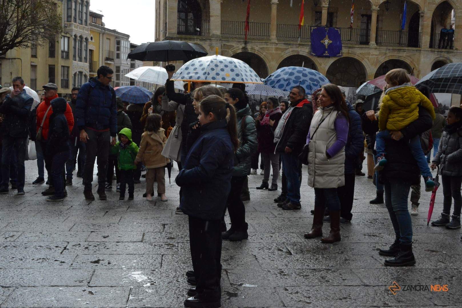 Postprocesión bajo la lluvia en la Plaza Mayor de Zamora