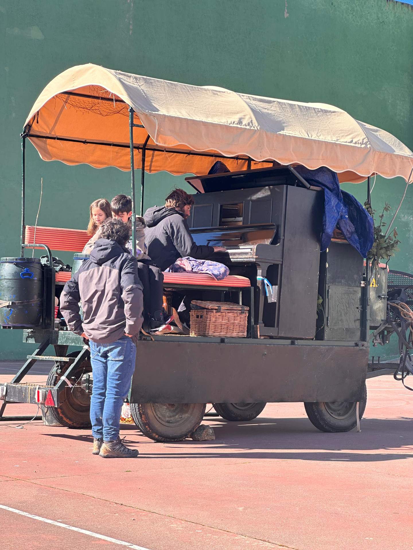 Peregrinos trovadores en Granja de Moreruela. Fotografía: CEDIDA