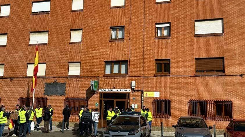 agricultores y ganaderos en las puertas del cuartel. IMAGEN CEDIDA