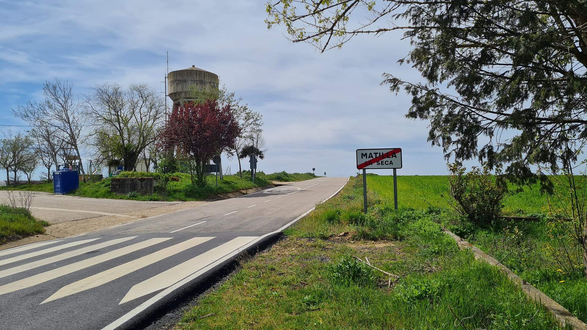 Tramo renovado de carretera entre Fuenteñapeña y Matilla la Seca