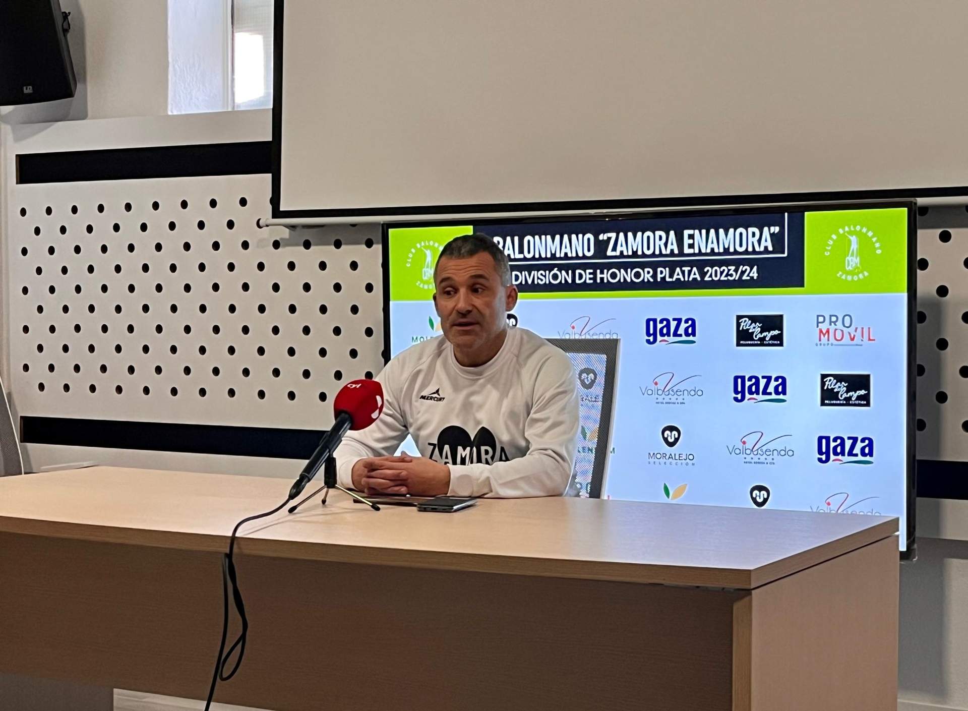Diego Soto durante la rueda de prensa tras anunciar su dimisión como técnico del Balonmano Zamora