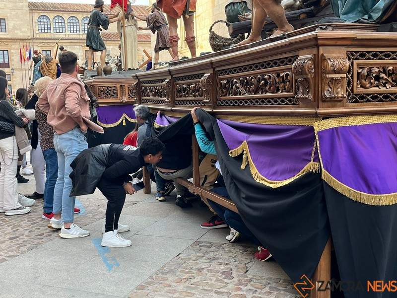 Los pasos de la cofradía de Jesús Nazareno abandonan la carpa (5)
