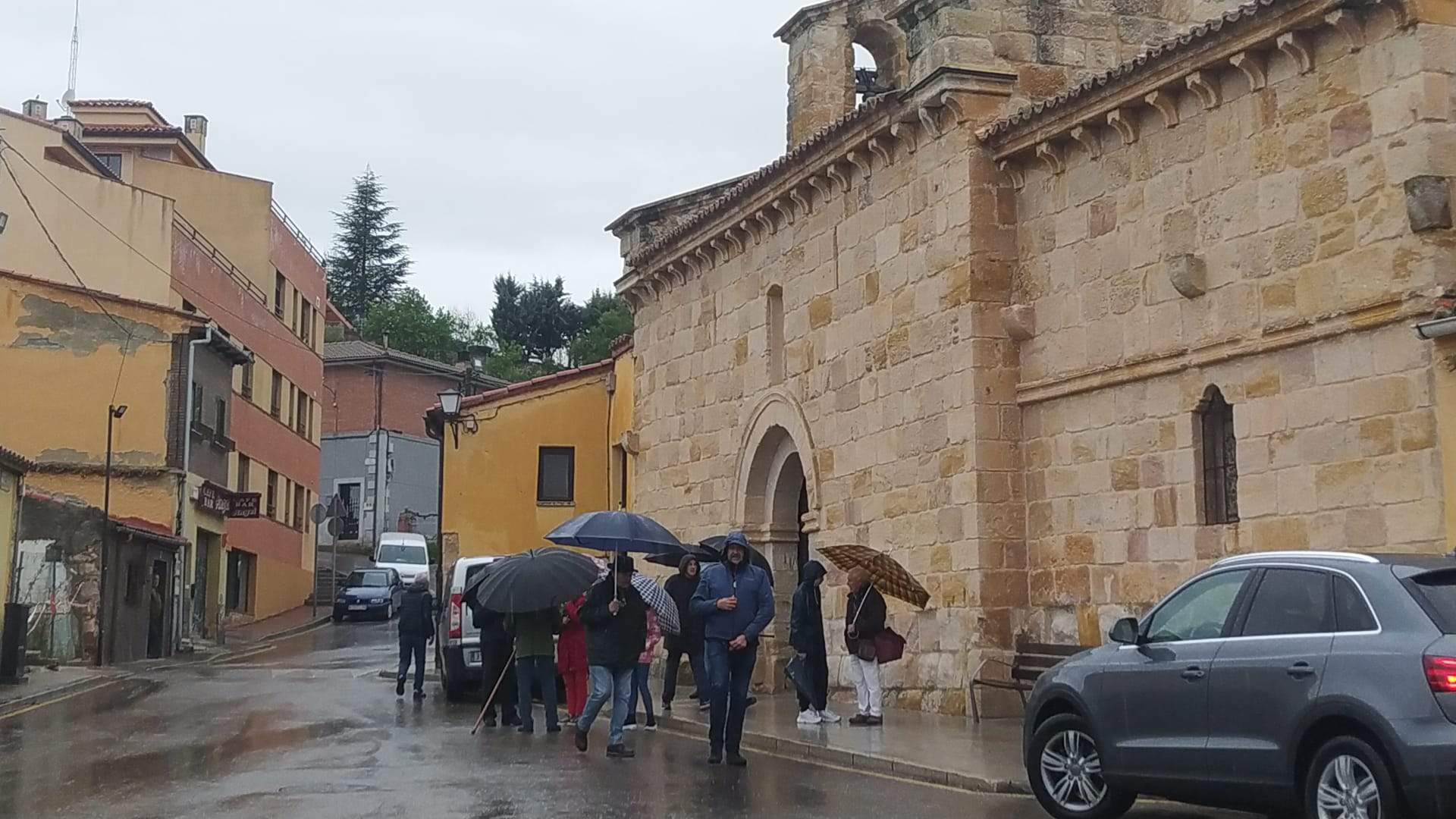 vecinos a la puerta de la Iglesia de Valderrey