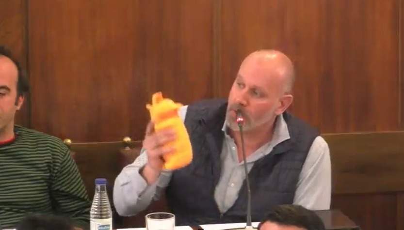 El diputado de Vox saca un 'cerdito' de juguete en el pleno