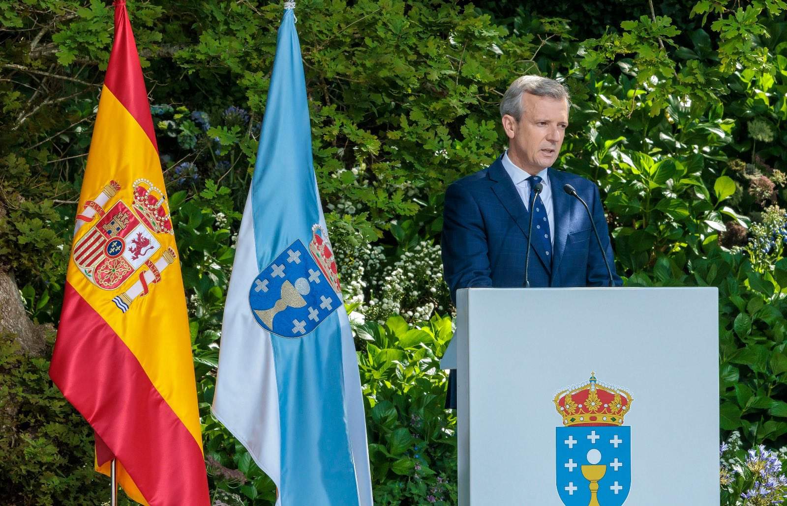 Alfonso Rueda y Alfonso Fernández Mañueco durante la toma de posesión como nuevo presidente de la Xunta. Fotografía: Twitter @alferma