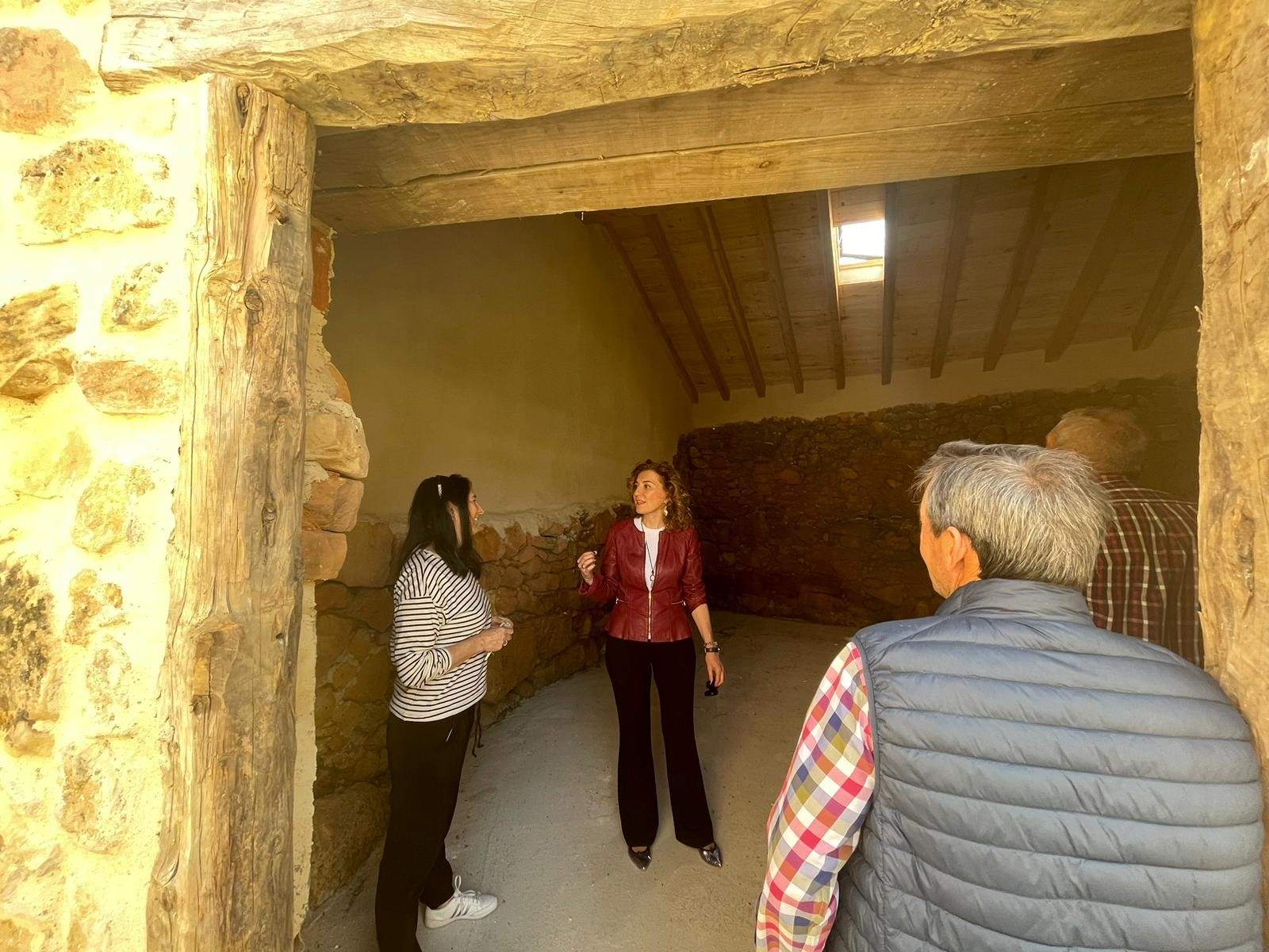 La directora general de Vivienda, Arquitectura, Ordenación del Territorio y Urbanismo, María Pardo, durante la visita a las obras de las viviendas afectadas por los incendios de 2022 en la provincia de Burgos