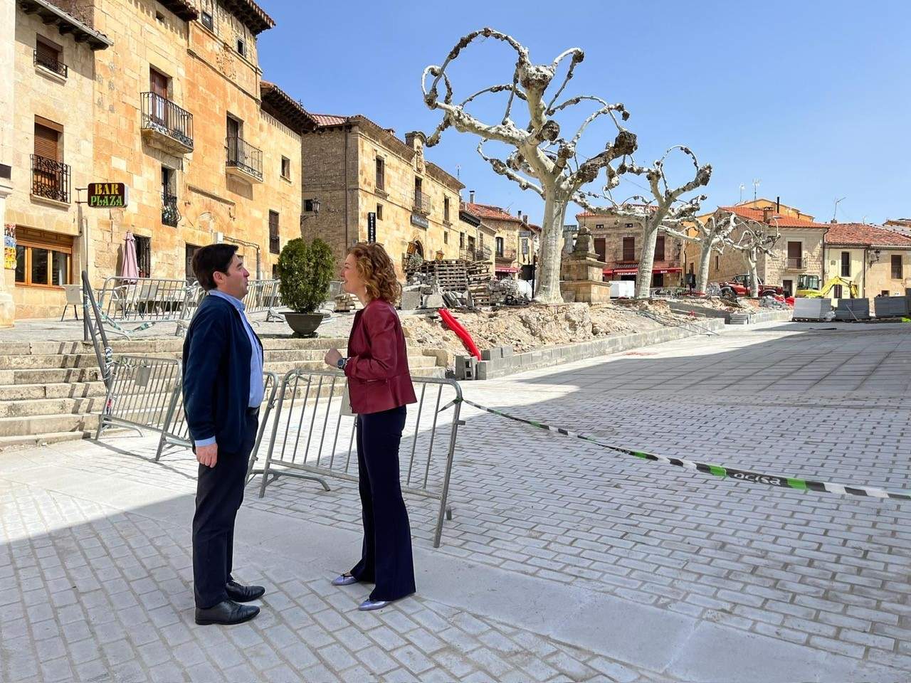 La directora general de Vivienda, Arquitectura, Ordenación del Territorio y Urbanismo, María Pardo, durante la visita a las obras de las viviendas afectadas por los incendios de 2022 en la provincia de Burgos