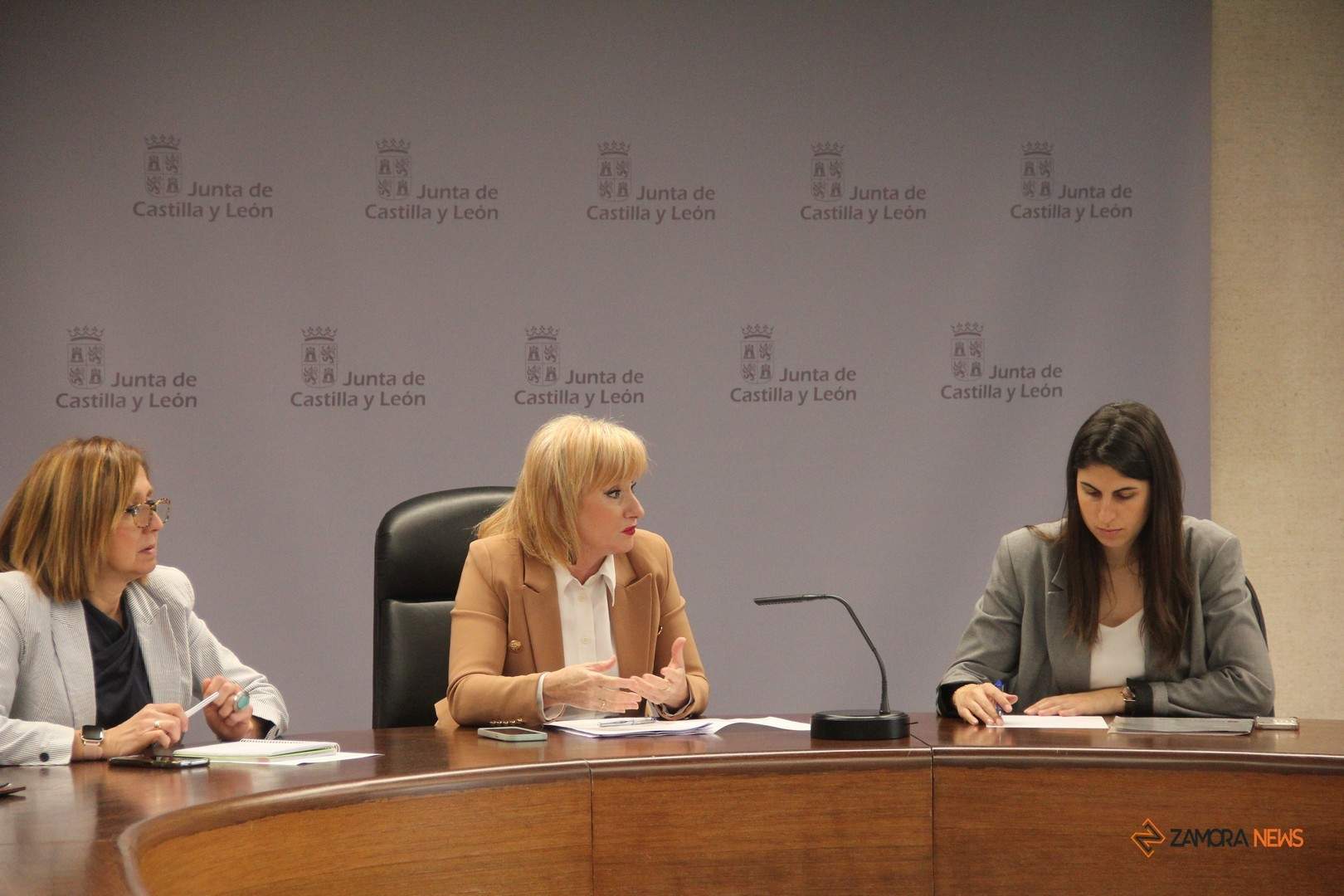 La delegada territorial durante la reunión de la Comisión Territorial de Coordinación de la Delegación Territorial de la Junta