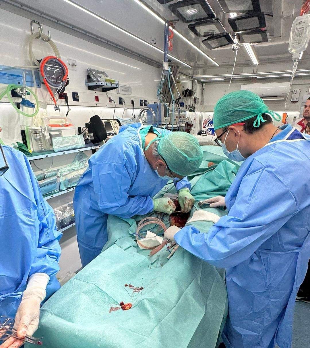 El equipo del cirujano Enrique Rubio operando una cornada en quirófano móvil. Fotografía: CEDIDA