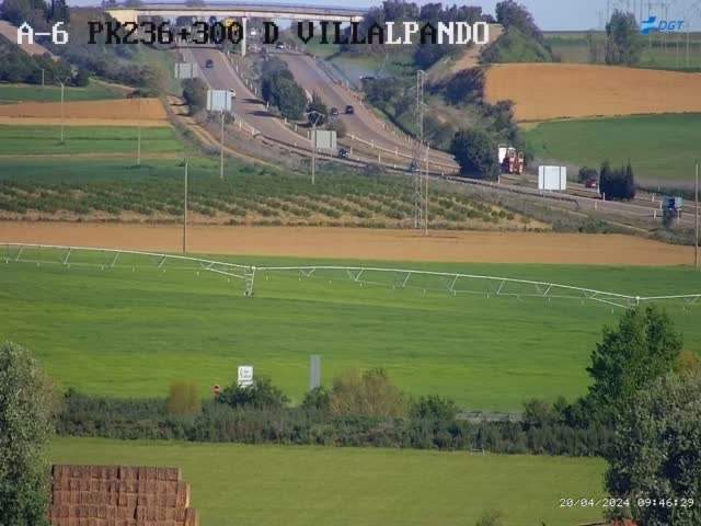 Cámaras de la DGT captando el humo procedente del camión de paja que echó a arder a la altura de Villalpando