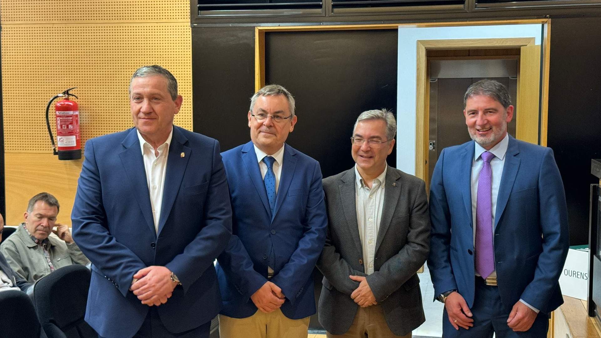 El presidente de la Diputación de Zamora, Javier Faúndez, el presidente de la Diputación Provincial de Ourense, D. Luis Menor Pérez y el Ilmo. Sr. Presidente de la Excma. Diputación Provincial de Zamora, D. Javier Faúndez Domínguez. Director del Centro de la UNED de Ourense, D. Jesús Manuel García Díaz y el Director del Centro de la UNED de Zamora, D. Antonio Rodríguez González, en la clausura del ciclo de conferencias sobre el Camino Mozárabe. Fotografía: Diputación de Zamora