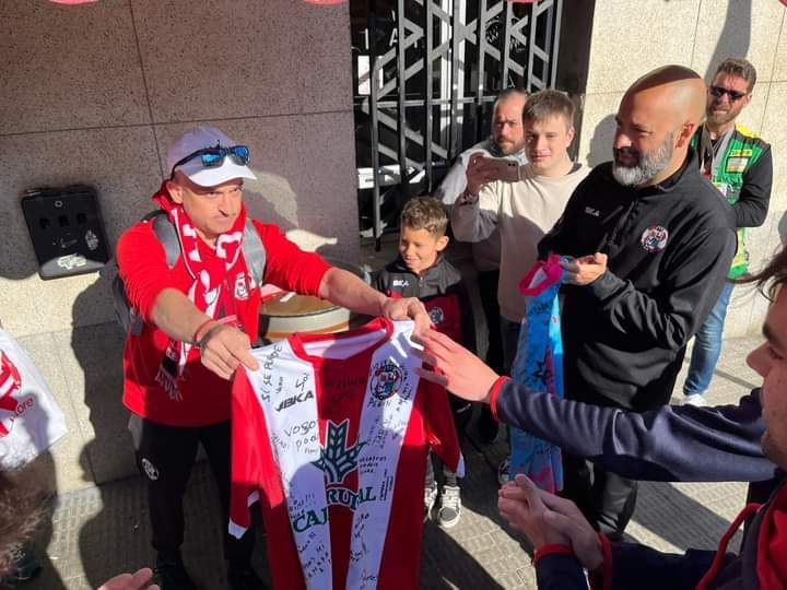 Los aficionados con la plantilla del equipo. Fotografía CEDIDA