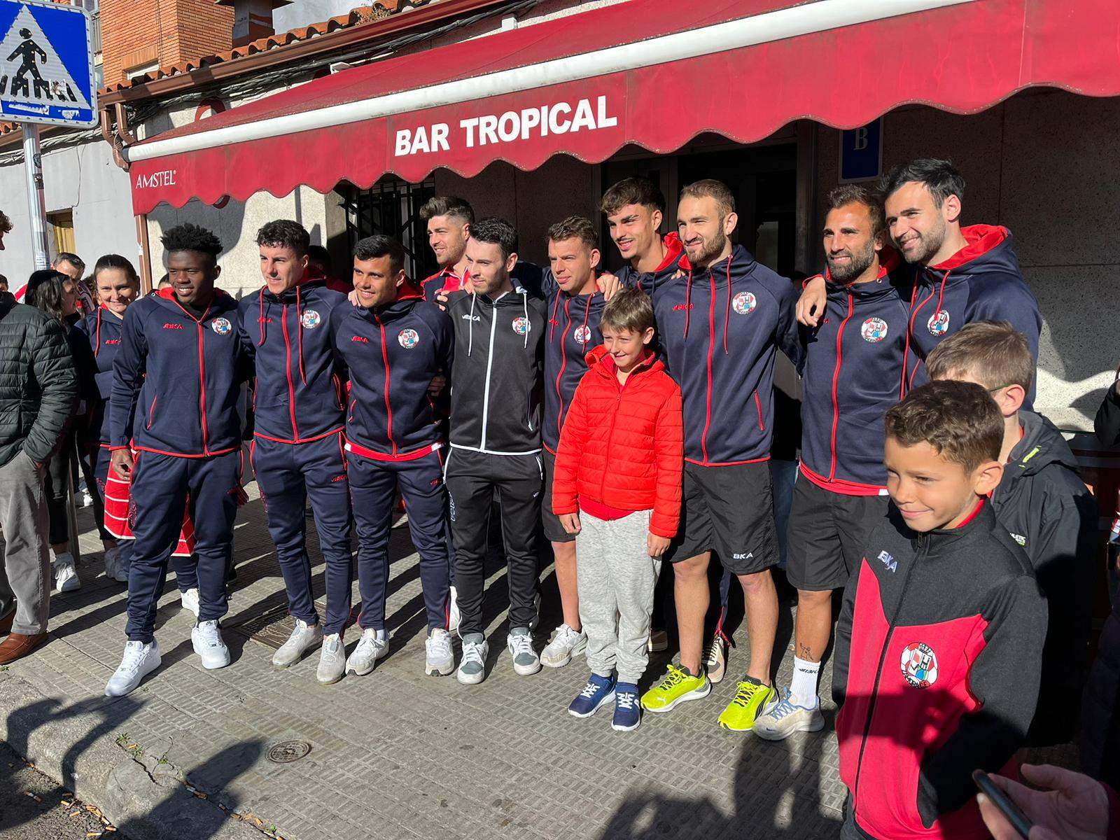 Los aficionados con la plantilla del equipo. Fotografía CEDIDA