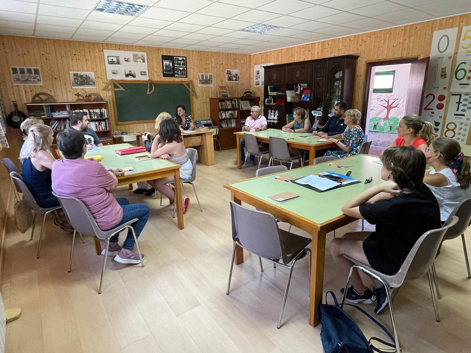 Imagen durante el taller de escritura inaugural en San Cebrián de Castro. Fotografía: CEDIDA