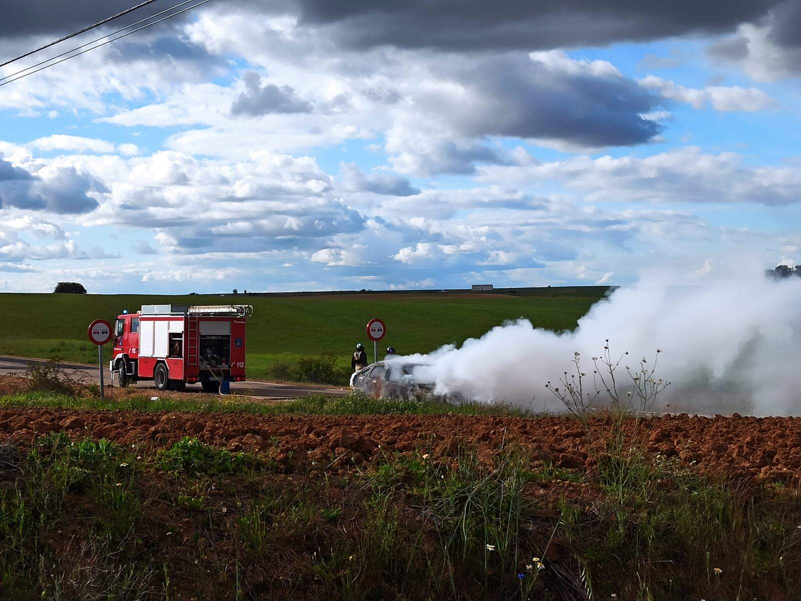 coche ardiendo en la ZA602 .IMAGEN CEDIDA M.T.G